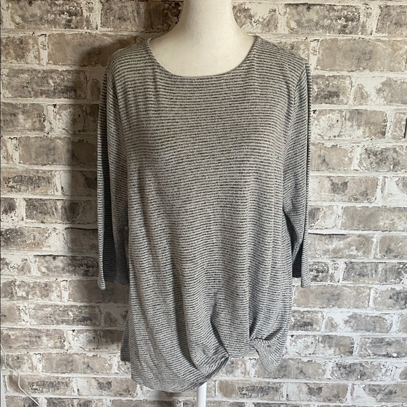 Matty M Gray Striped Women's Top. 3/4 Sleeves. Ruched waist. Size L. - Picture 2 of 13